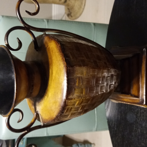 NEW 2x 16" Gorgeous Metal Stand Out Vases with many Details!! - Picture 4 of 8